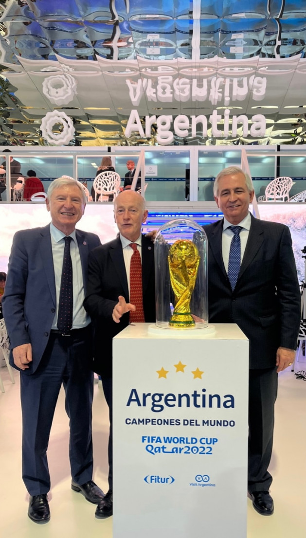 Presidente de ASICOTUR acompañado del  nuevo secretario y del saliente (i)