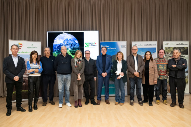 Fotografia del presidente de la Diputación, Joan Talarn y la vicepresdidenta del Patronato de Turismo, Rosa Pujol con los miembros del Jurado del  33º Premio Pica d'Estats de ^Prensa, Radio y TV..