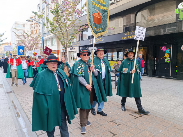 Cofradías desfilando por Santoña