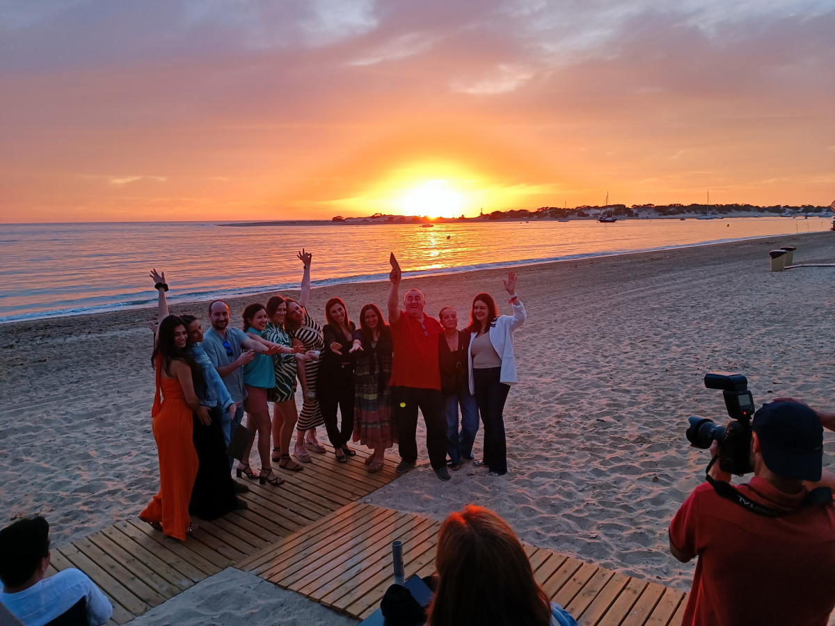 Excurisonistas en el atardecer en Sancti Petri.