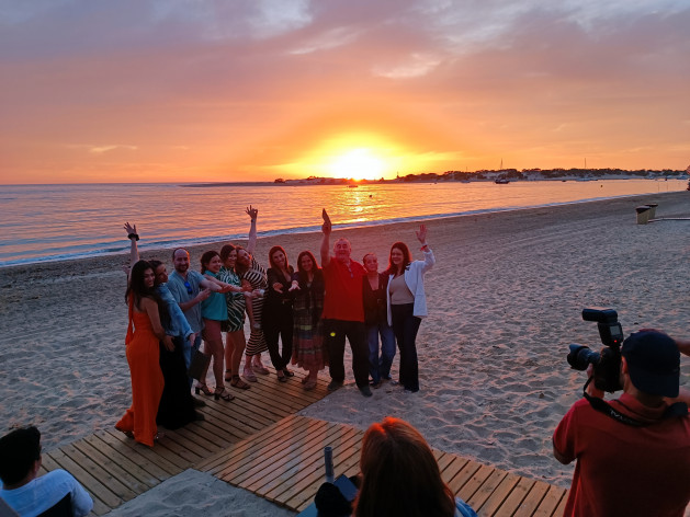 Excurisonistas en el atardecer en Sancti Petri.
