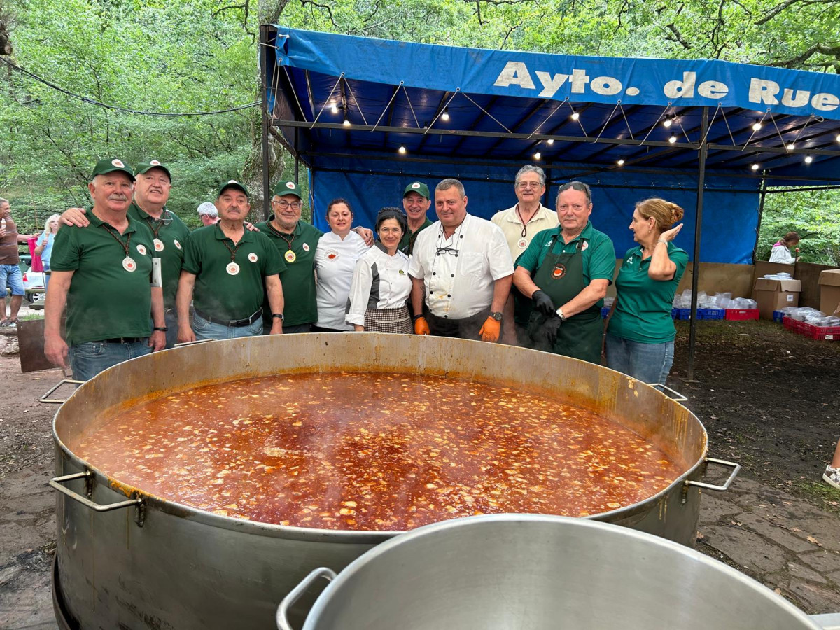 COFRADIA DE LOS cOCIDOS EN LA fIESTA DEL cOCIDO DE uCIEDA