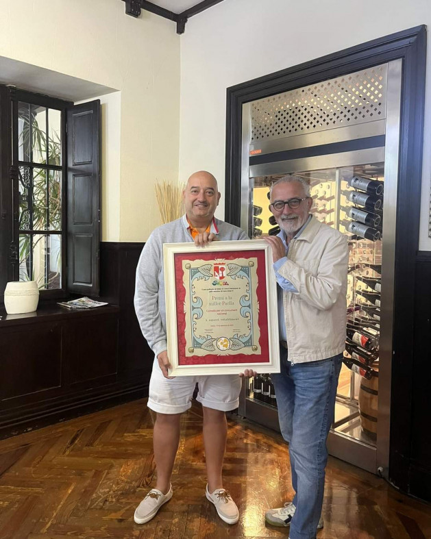 Valentín Gonzlaez, porpietario de El Muelle (i) con Alfso Fraile, de la Academia Cántabra de Gastronomía